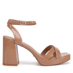 Sandały DeeZee. Brązowe sandały DeeZee, bez wzorów, bez obcasa, na słupku, bez zapięcia. Za 159.99 zł.