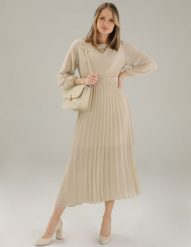 Plisowana sukienka z paskiem. Brązowe sukienki Unisono, l, bez wzorów, z materiału, eleganckie, bez kołnierzyka, bez ramiączek, rozkloszowane. Za 219.00 zł.