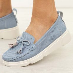 Niebieskie skórzane mokasyny damskie Vinceza 88041. Niebieskie mokasyny VINCEZA, w ażurowe wzory, z jeansu, z okrągłym noskiem. Za 219.00 zł.