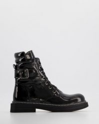 LAKIEROWANE TRZEWIKI DAMSKIE 0034202206 BLACK. Czarne botki Venezia, bez wzorów, z lakierowanej skóry, bez obcasa, bez zapięcia. Za 349.00 zł.