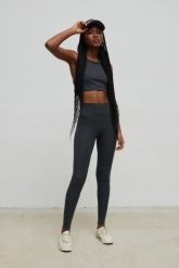 Legginsy z cienkiej prążkowanej dzianiny w kolorze GRAPHITE - HIPS LIGHT-XS. Szare legginsy Marsala, bez wzorów, z bawełny, sportowe. Za 199.90 zł.