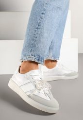 Srebrno-Szare Sneakersy Typu Kultowe Tenisówki ze Zdobieniem z Perłami Nalavia. Szare trampki Renee, z aplikacjami, z jeansu, eleganckie, bez zapięcia. W wyprzedaży za 67.99 zł.