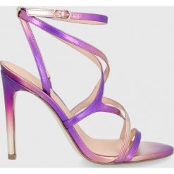Guess sandały skórzane FENNELA kolor fioletowy. Fioletowe sandały Guess, z aplikacjami, z materiału, bez obcasa, na obcasie, bez zapięcia. Za 659.99 zł.