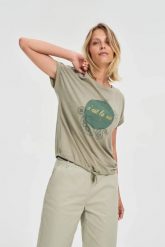 Bawełniana bluzka z nadrukiem oliwkowa. Zielone bluzki MOODO, bez wzorów, z bawełny, bez kołnierzyka, bez ramiączek. Za 59.99 zł.