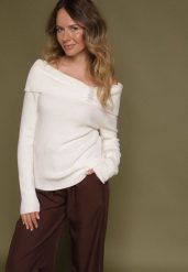 Biały Sweter z Wiskozą Ozdobiony Cyrkoniową Aplikacją Marrise. Białe swetry Born2be, m, z aplikacjami, z jeansu, eleganckie, bez ramiączek. Za 109.99 zł.