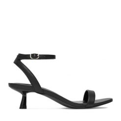 Sandały JENNY. Czarne sandały Jenny, bez wzorów, bez obcasa, na szpilce, bez zapięcia. Za 119.99 zł.