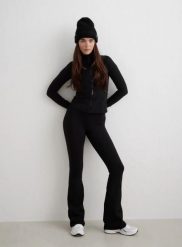 Damskie legginsy ocieplane rozszerzane długie czarne. Czarne legginsy AIM'N, bez wzorów, z elastanu, długie. Za 350.00 zł.