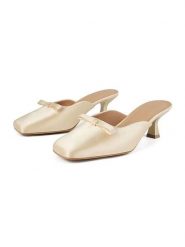 Loft37 Klapki w kolorze kremowym rozmiar: 40. Brązowe klapki loft37, bez wzorów, klasyczne, bez obcasa, na szpilce, bez zapięcia. Za 347.99 zł.