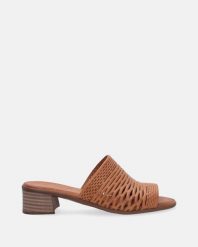 KLAPKI Z AŻUROWĄ CHOLEWKĄ VE-054 TABA. Klapki Venezia, w ażurowe wzory, ze skóry, bez obcasa, bez zapięcia. Za 329.00 zł.
