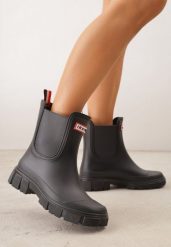 Czarne Kalosze o Fasonie Sztybletów na Podeszwie z Bieżnikiem Taylina. Czarne kalosze Born2be, bez wzorów, z jeansu, bez zapięcia. Za 89.99 zł.