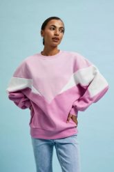 Bluza oversize wkładana przez głowę różowa. Czerwone bluzy MOODO, l, bez wzorów, bez kaptura. W wyprzedaży za 59.99 zł.