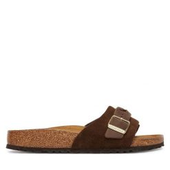 Klapki Birkenstock. Brązowe klapki Birkenstock, bez wzorów, bez obcasa, bez zapięcia. Za 579.99 zł.