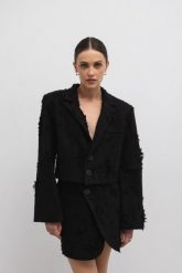 Krótka marynarka z surowej tkaniny w kolorze CZARNYM - UNIQUE. Czarne marynarki i żakiety Marsala, bez wzorów, z bawełny, klasyczne, bez ramiączek. W wyprzedaży za 57.48 zł.