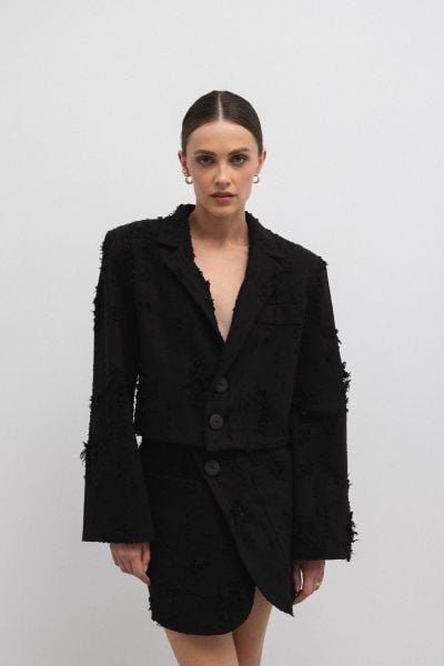 Krótka marynarka z surowej tkaniny w kolorze CZARNYM - UNIQUE. Czarne marynarki i żakiety Marsala, bez wzorów, z bawełny, klasyczne, bez ramiączek. W wyprzedaży za 57.48 zł.