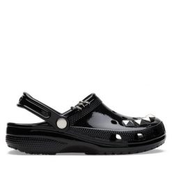 Klapki Crocs. Czarne klapki Crocs, bez wzorów, bez obcasa, bez zapięcia. Za 319.99 zł.