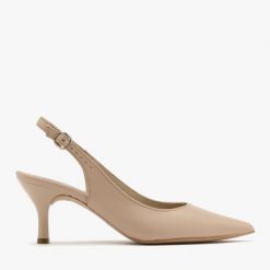 Beżowe czółenka typu slingback MICHELLE. Brązowe czółenka Ryłko, bez wzorów, z lakierowanej skóry, bez obcasa, na obcasie, bez zapięcia. Za 349.99 zł.