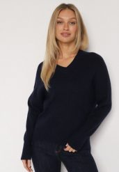Granatowy Sweter z Domieszką Kaszmiru z Dekoltem w Serek Feralaine. Niebieskie swetry Born2be, bez wzorów, z jeansu, eleganckie, bez ramiączek. Za 99.99 zł.