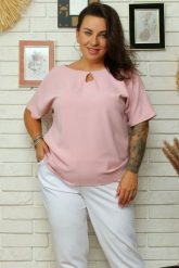 Bluzka oversize z łezką ELIDA puder róż. Czerwone bluzki KARKO, plus size, bez wzorów, z dzianiny, biznesowe, bez kołnierzyka, plus size, bez ramiączek. Za 159.50 zł.