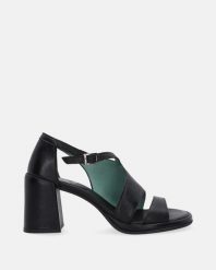 SKÓRZANE SANDAŁY NA OBCASIE D796 ROC BLACK. Czarne sandały Venezia, bez wzorów, ze skóry, bez obcasa, na obcasie, bez zapięcia. Za 479.00 zł.