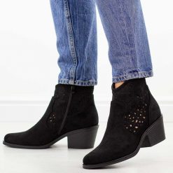 Czarne botki damskie, kowbojki S.Barski 8012. Czarne botki S.BARSKI, bez wzorów, z jeansu, eleganckie, bez obcasa, na obcasie, bez zapięcia. Za 229.00 zł.