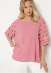 Różowa Bluzka z Koronkowymi Rękawami Jenavessa. Czerwone bluzki Born2be, xl, z aplikacjami, z jeansu, biznesowe, bez kołnierzyka, bez ramiączek. Za 79.99 zł.