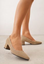 Ciemnobeżowe Czółenka VICES ze Skóry Naturalnej na Słupku Avanah. Brązowe czółenka Renee, bez wzorów, z materiału, z otwartym noskiem, bez obcasa, na słupku, bez zapięcia. Za 129.99 zł.