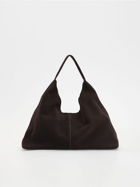 Zamszowa torebka shopper z saszetką - ciemnobrązowy. Brązowe nerki i saszetki Reserved, bez wzorów, ze skóry, klasyczne, bez dodatków. Za 399.99 zł.