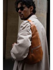 Victor & Hugo Paris Skórzana saszetka "Balt" w kolorze karmelowym - 35 x 30 x 10 cm rozmiar: onesize. Brązowe nerki i saszetki Victor & Hugo Paris, bez wzorów, z materiału, sportowe, bez dodatków. Za 376.95 zł.