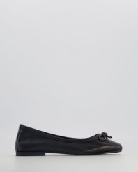 BALERINY Z BŁYSZCZĄCĄ KOKARDĄ E112-2 BLACK. Czarne baleriny Venezia, bez wzorów, ze skóry, bez obcasa, bez zapięcia. Za 339.00 zł.