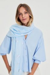 Szal z metalicznym nadrukiem błękitny. Niebieskie szaliki i kominy MOODO, bez wzorów, z poliesteru. Za 39.99 zł.