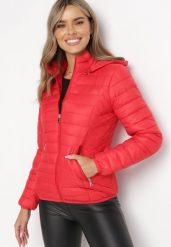 Czerwona Kurtka Pikowana z Odpinanym Kapturem Nadisna. Czerwone kurtki Born2be, xs, bez wzorów, z jeansu, eleganckie. Za 29.99 zł.