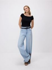 Dzianinowa bluzka - czarny. Czarne bluzki Reserved, l, bez wzorów, z dzianiny, bez kołnierzyka, bez ramiączek. W wyprzedaży za 29.99 zł.