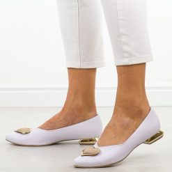 Białe Polskie baleriny damskie na obcasie Deoni D221. Białe baleriny Deoni, z aplikacjami, ze skóry, biznesowe, bez obcasa, na obcasie, bez zapięcia. Za 259.00 zł.