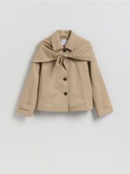 Krótki trencz z szalem - beżowy. Brązowe płaszcze Reserved, l, bez wzorów, z bawełny, bez kaptura. Za 279.99 zł.