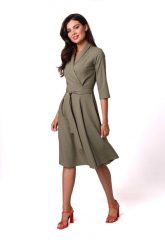 Rozkloszowana sukienka kopertowa z wiązaniem w pasie khaki. Brązowe sukienki Sukienki.shop, do pracy, xxl, bez wzorów, biznesowe, bez kołnierzyka, bez ramiączek, kopertowe. Za 389.00 zł.