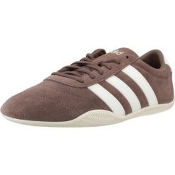 Buty ADIDAS GRAND COURT LO Brązowy. Brązowe trekkingi adidas, bez wzorów, z materiału, bez zapięcia, trekkingowe. Za 329.60 zł.