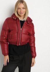 Bordowa Kurtka Pikowana o Krótkim Fasonie z Kapturem Tinthella. Czerwone kurtki Born2be, l, z aplikacjami, z jeansu, eleganckie, z kapturem. Za 119.99 zł.
