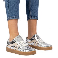 Srebrne sneakersy trampki damskie lakierowane srebrny. Szare trampki bez wzorów, z lakierowanej skóry, sportowe, przed kostkę, bez zapięcia. Za 75.21 zł.
