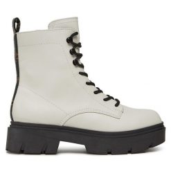 Botki Guess. Białe botki Guess, z aplikacjami, bez obcasa, na płaskiej podeszwie, bez zapięcia. Za 449.99 zł.