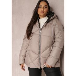 Beżowa Kurtka Dwustronna z Kapturem Carlyle. Brązowe kurtki Renee, na zimę, plus size, z aplikacjami, z kapturem. W wyprzedaży za 244.99 zł.