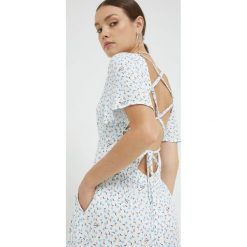 Tommy Jeans kombinezon kolor biały. Białe kombinezony Tommy Jeans, l, bez wzorów, z jeansu, bez kołnierzyka, bez ramiączek. W wyprzedaży za 209.99 zł.