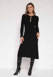 Czarna Dopasowana Sukienka z Prążkowanej Dzianiny z Wiskozą z Aplikacjami Tusmana. Czarne sukienki Born2be, do pracy, m, z aplikacjami, z dzianiny, biznesowe, bez kołnierzyka, bez ramiączek, midi, dopasowane. Za 159.99 zł.