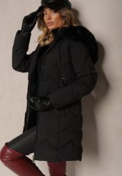 Czarna Kurtka z Pikowanymi Przeszyciami i Kapturem z Futrem z Możliwością Odpięcia Tinataria. Czarne kurtki Renee, l, bez wzorów, z futra, eleganckie. W wyprzedaży za 164.49 zł.