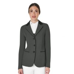 Damska marynarka konkursowa trzy guziki. Czarne marynarki i żakiety EQUESTRO, l, z aplikacjami, z materiału, eleganckie, bez ramiączek. Za 1,131.64 zł.