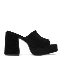 Klapki DeeZee. Czarne klapki DeeZee, bez wzorów, bez obcasa, bez zapięcia. Za 139.99 zł.