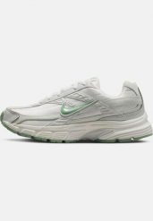 Buty do chodzenia damskie Nike IB4339100. Białe buty do biegania Nike, bez wzorów, z gumy, bez zapięcia, do biegania. Za 439.99 zł.