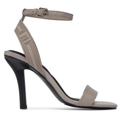 Sandały Tommy Hilfiger. Brązowe sandały Tommy Hilfiger, bez wzorów, sportowe, bez obcasa, na szpilce, bez zapięcia. Za 649.99 zł.