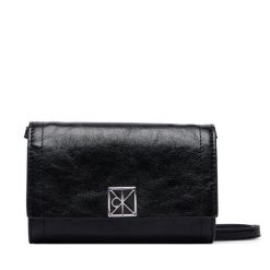 Torebka Calvin Klein. Czarne listonoszki Calvin Klein, bez wzorów, bez dodatków. Za 289.99 zł.