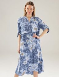 Luźna sukienka w kwiaty. Niebieskie sukienki Unisono, l, bez wzorów, z wiskozy, bez kołnierzyka, bez ramiączek, rozkloszowane. Za 179.00 zł.