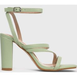 Answear Lab sandały kolor zielony. Zielone sandały Answear Lab, bez wzorów, z materiału, bez obcasa, na obcasie, bez zapięcia. Za 189.99 zł.